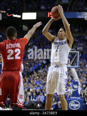 21. November 2014 - Lexington, KY, USA - der Devin Booker von Kentucky trifft am Freitag, 21. November 2014, in der Rupp Arena in Lexington, Ky, einen 3-Pointer über Nathan Dieudonne (22) der Boston University. Kentucky gewann 89:65. (Abbildung: © Mark Cornelison/TNS/ZUMA Wire) Stockfoto