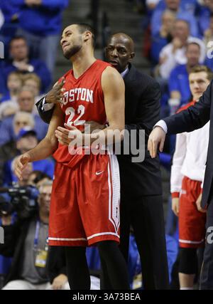 21. November 2014 – Lexington, KY, USA – Nathan Dieudonne der Boston University (22) wird 89-65 am Freitag, den 21. November 2014, in der Rupp Arena in Lexington, Ky, von Cheftrainer Joe Jones getröstet. (Abbildung: © Mark Cornelison/TNS/ZUMA Wire) Stockfoto