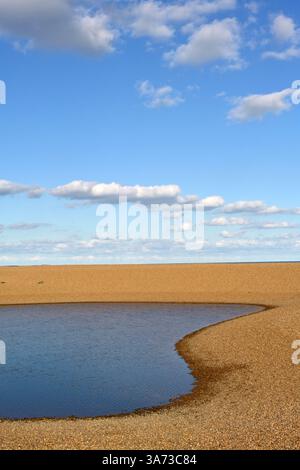 Küstenlagune und traumhafte Wolkenlandschaft in der Single Street in suffolk, england Stockfoto