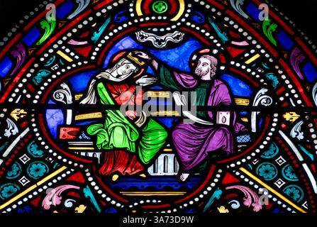 Paris, FRANKREICH - 28. September 2024: Buntglas (19. Jahrhundert) zur Krönung der Jungfrau Maria, Mutter Gottes, im Himmel. Stockfoto