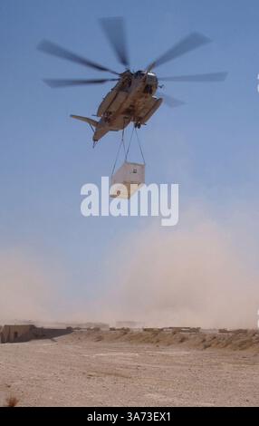 20. April 2004; Westirak, Irak; Ein CH-53E Superhengst nähert sich einer Landezone, um seine Fracht an einer Forward Operating Base im Westirak abzusetzen, 20. April. Der Hubschrauber gehört zur Marine Heavy Helicopter Squadron 465, Marine Aircraft Group 16, 3rd Marine Aircraft Wing, die Schwerlast-Missionen zu allen Marineeinheiten im Westirak durchführt. Stockfoto