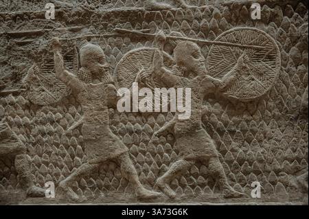 Assyrische Basreliefskulpturenplatte mit Szenen aus Sanheribs Feldzügen im Iran oder in der östlichen Türkei, 700-692 v. Chr., Raum XXXVI, Tafeln 7-8 Ninive, Stockfoto