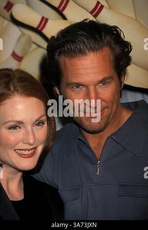 3. JULI 2008 - K11443WW.''THE BIG LEBOWSKI'' PREMIERE. AMF CHELSEA PIERS BOWL, NEW YORK CITY 02-23-1998. JULIANNE MOORE UND JEFF BRIDGE. WALTER WEISSMAN- 1998.(Bild: © Globe Photos/ZUMAPRESS.com) Stockfoto