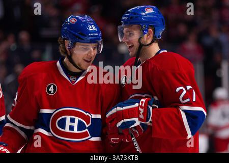 16. Dezember 2014: Nathan Beaulieu #28, Verteidiger der Montreal Canadiens, Alex Galchenyuk, #27, gibt den Puck des Spiels an das Montreal Canadiens Center, während eines NHL-Spiels zwischen den Carolina Hurricanes und den Montreal Canadiens im Bell Centre in Montreal, Quebec, Kanada. Alex Galchenyuk erzielte seinen ersten NHL-Hattrick. Die Montreal Canadiens besiegten die Carolina Hurricanes mit 4:1. Philippe Bouchard/CSM(Bild: © Philippe Bouchard/Cal Sports Media/Cal Sport Media/ZUMAPRESS.com) Stockfoto