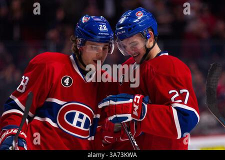 16. Dezember 2014: Nathan Beaulieu #28, Verteidiger der Montreal Canadiens, Alex Galchenyuk, #27, gibt den Puck des Spiels an das Montreal Canadiens Center, während eines NHL-Spiels zwischen den Carolina Hurricanes und den Montreal Canadiens im Bell Centre in Montreal, Quebec, Kanada. Alex Galchenyuk erzielte seinen ersten NHL-Hattrick. Die Montreal Canadiens besiegten die Carolina Hurricanes mit 4:1. Philippe Bouchard/CSM(Bild: © Philippe Bouchard/Cal Sports Media/Cal Sport Media/ZUMAPRESS.com) Stockfoto