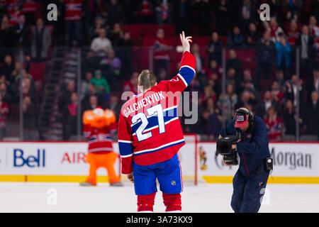 16. Dezember 2014: Das Montreal Canadiens Center Alex Galchenyuk #27 würdigt das Publikum während eines NHL-Spiels zwischen den Carolina Hurricanes und den Montreal Canadiens im Bell Centre in Montreal, Quebec, Kanada. Alex Galchenyuk erzielte seinen ersten NHL-Hattrick. Die Montreal Canadiens besiegten die Carolina Hurricanes mit 4:1. Philippe Bouchard/CSM(Bild: © Philippe Bouchard/Cal Sports Media/Cal Sport Media/ZUMAPRESS.com) Stockfoto