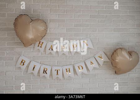 Happy Birthday Steine über zwei Holzstücken mit Grashintergrund Stockfoto