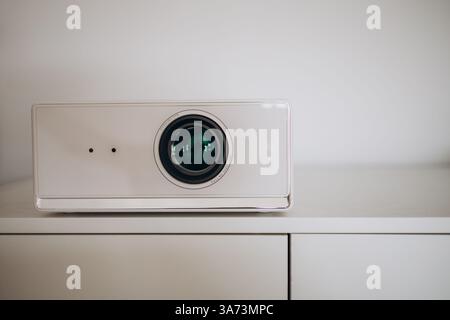 Weiße LCD-Projektoren, Videopräsentation und Home Entertainment-Unterhaltung, isoliert auf weiß Stockfoto