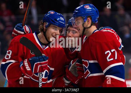 16. Dezember 2014: Nathan Beaulieu #28 und Brendan Gallagher #11 gratulieren dem Montreal Canadiens Center Alex Galchenyuk #27 während eines NHL-Spiels zwischen den Carolina Hurricanes und den Montreal Canadiens im Bell Centre in Montreal, Quebec, Kanada. Alex Galchenyuk erzielte seinen ersten NHL-Hattrick. Die Montreal Canadiens besiegten die Carolina Hurricanes mit 4:1. Philippe Bouchard/CSM(Bild: © Philippe Bouchard/Cal Sports Med/Cal Sport Media/ZUMAPRESS.com) Stockfoto
