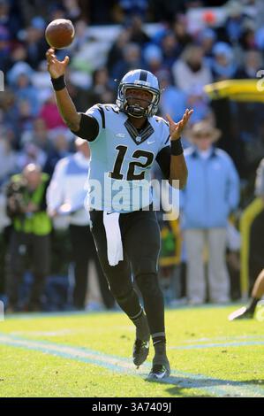 15. November 2014: North Carolina Tar Heels Quarterback Marquise Williams #12 während des NCAA Football Spiels zwischen den North Carolina Tar Heels und Pittsburgh Panthers im Kenan Memorial Stadium, Chapel Hill, NC. (Bild: © Evan Pike/Cal Sport Media/ZUMAPRESS.com) Stockfoto