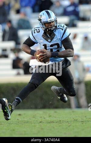 15. November 2014: North Carolina Tar Heels Quarterback Marquise Williams #12 während des NCAA Football Spiels zwischen den North Carolina Tar Heels und Pittsburgh Panthers im Kenan Memorial Stadium, Chapel Hill, NC. (Bild: © Evan Pike/Cal Sport Media/ZUMAPRESS.com) Stockfoto