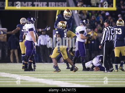 15. November 2014: Notre Dame Linebacker Nyles Morgan (5) und Notre Dame Linebacker Jaylon Smith (9) feiern im Notre Dame Stadium in South Bend, Indiana, einen Sack während des NCAA Football-Spiels zwischen den Notre Dame Fighting Irish und den Northwestern Wildcats. Nordwest besiegte Notre Dame 43-40 in Überstunden. (Bild: © John Mersits/Cal Sport Media/ZUMAPRESS.com) Stockfoto