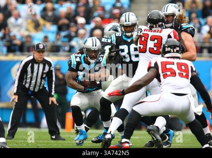 16. November 2014: Die Carolina Panthers laufen zurück auf DeAngelo Williams #34 während des NFL-Spiels zwischen den Atlanta Falcons und den Carolina Panthers im Bank of America Stadium in Charlotte, N.C. (Chris Rodier/Cal Sport Media)(Bild: © Chris Rodier/Cal Sport Media/ZUMAPRESS.com) Stockfoto