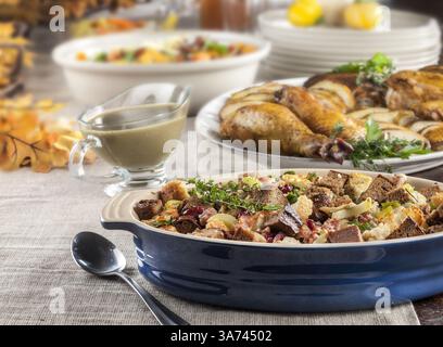 30. Oktober 2014 - Chicago, IL, USA - zwei geschmackvolle Ergänzungen: Zwei Brotfüllungen mit Wurst, Speck und Rosinen sowie gebratene Süßkartoffeln mit Räuchermandeln und kandiertem Speck. (Bild: © Bill Hogan/TNS/ZUMA Wire) Stockfoto