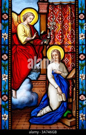Paris, FRANKREICH - 14. 10. 2024: Buntglas (19. Jahrhundert) der Verkündigung an die Jungfrau Maria durch den Erzengel Gabriel. Stockfoto