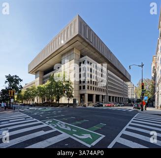 Das J. Edgar Hoover FBI Building an der 935 Pennsylvania Avenue NW ist ein brutalistischer Monolith, der einen ganzen Block im Viertel Penn Quarter bedeckt. Stockfoto