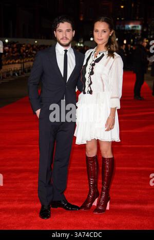 5. Januar 2015 - London, England - Kit Harington und Alicia Vikander nehmen am 5. Januar 2015 an der Premiere von Testament of Youth auf dem Empire Leicester Square in London Teil (Bild: © Famous/Ace Pictures/ZUMA Wire) Stockfoto