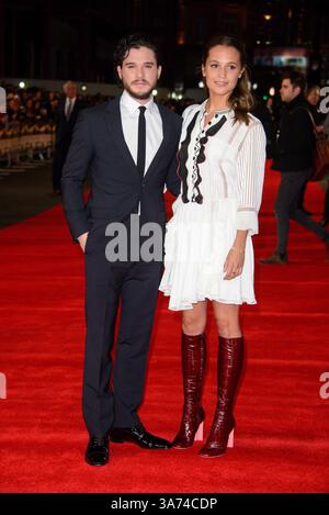 5. Januar 2015 - London, England - Kit Harington und Alicia Vikander nehmen am 5. Januar 2015 an der Premiere von Testament of Youth auf dem Empire Leicester Square in London Teil (Bild: © Famous/Ace Pictures/ZUMA Wire) Stockfoto