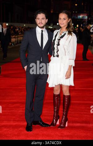 5. Januar 2015 - London, England - Kit Harington und Alicia Vikander nehmen am 5. Januar 2015 an der Premiere von Testament of Youth auf dem Empire Leicester Square in London Teil (Bild: © Famous/Ace Pictures/ZUMA Wire) Stockfoto