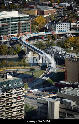 Calgary Alberta Canada, 09. Oktober 2024: Blick nach unten auf die Überführung der Innenstadt mit Blick auf Bäume in Herbstfarben um die Wohngebäude. Stockfoto