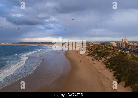 Aus der Vogelperspektive von Praia da Cova da Alfarroba/Praia do Baia in Peniche, Portugal Stockfoto