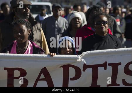 Januar 2015 – Denver, Colorado, USA S - 19. Januar 2015 - Denver, Colorado - Jeremiah Joseph, aus Denver, Colorado, marschiert mit Mitgliedern der Kirchengemeinde während des Dr. Martin Luther King, Jr. Day Marade in Denver. Schätzungsweise 30.000 Demonstranten nahmen an der Marade Teil, die oft der größte Dr. ist Martin Luther King, Jr. Tagesparade in den USA (Foto: © Jason Connolly/ZUMA Wire/ZUMAPRESS.com) Stockfoto