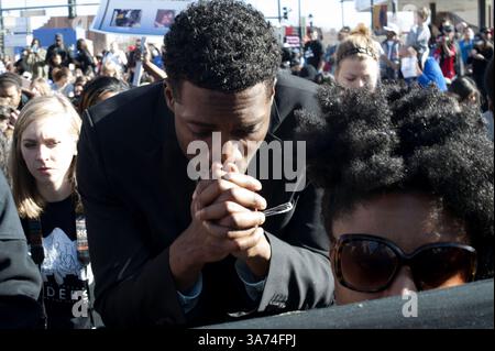 Januar 2015 – Denver, Colorado, USA S - 19. Januar 2015 - Denver, Colorado - Anthony Grimes, aus Denver, Colorado, betet während der Dr. Martin Luther King, Jr. einen Moment der Stille Day Marade in Denver. Grimes ist der Gründer der Denver Freedom Riders. Schätzungsweise 30.000 Demonstranten nahmen an der Marade Teil, die oft der größte Dr. Martin Luther King, Jr. ist Tagesparade in den USA (Foto: © Jason Connolly/ZUMA Wire/ZUMAPRESS.com) Stockfoto
