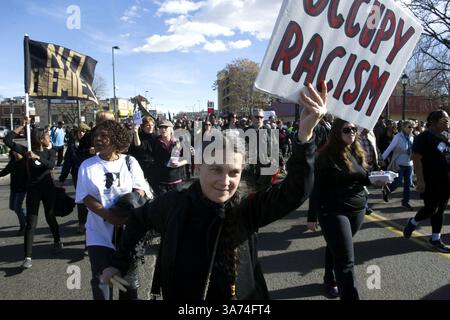 Januar 2015 – Denver, Colorado, USA S - 19. Januar 2015 - Denver, Colorado - Nazli McDonnell, aus Colorado Springs, Colorado, marschiert während des Martin Luther King, Jr. Day Marade in Denver. Schätzungsweise 30.000 Teilnehmer nahmen an der Marade Teil, die oft der größte Martin Luther King Jr. ist Tagesparade in den USA (Foto: © Jason Connolly/ZUMA Wire/ZUMAPRESS.com) Stockfoto