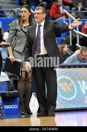 17. Februar 2015: Cheftrainer Geno Auriemma von UConn reagiert während des NCAA Basketballspiels zwischen den Connecticut Huskies und Houston Cougars im XL Center in Hartford, CT. Gregory Vasil/CSM(Bild: © Gregory Vasil/Cal Sport Media/ZUMAPRESS.com) Stockfoto