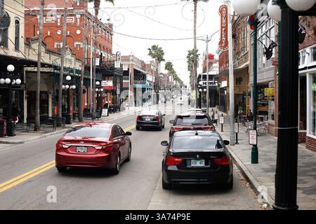 Februar 2015 - City, Florida, USA - OCTAVIO JONES | Times . Apryl Foster, 33, der letzten Donnerstag in einer Bar in Ybor City in einem der historischen Viertel und Touristenziele von Tampa am Dienstag, den 17. Februar 2015, gesehen hat. (Foto: © Octavio Jones/Tampa Bay Times/ZUMA Wire) Stockfoto