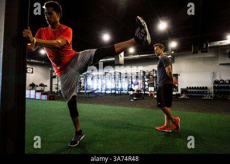 Februar 2015 - Tampa, Florida, USA - WILL VRAGOVIC | TIMES. Chris Archer wärmt sich unter den wachsamen Augen von Trainer Jason Riley während eines Spring Training Prep Workouts im Performance Compound auf der Cypress Street in Tampa am Donnerstag, den 12. Februar 2015. (Bild: © will Vragovic/Tampa Bay Times/ZUMA Wire) Stockfoto