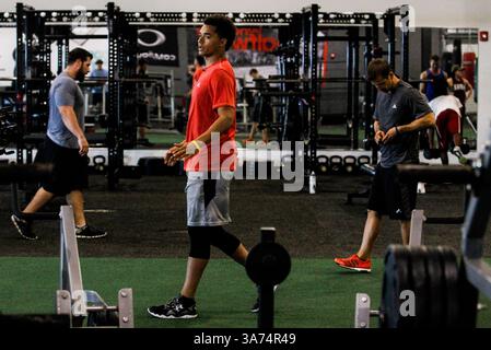 Februar 2015 - Tampa, Florida, USA - WILL VRAGOVIC | TIMES. Tampa Bay Rays Starting Pitcher Chris Archer wärmt sich am Donnerstag, den 12. Februar 2015, auf dem Performance Compound in der Cypress Street in Tampa für ein Frühjahrstraining-Workout auf. (Bild: © will Vragovic/Tampa Bay Times/ZUMA Wire) Stockfoto
