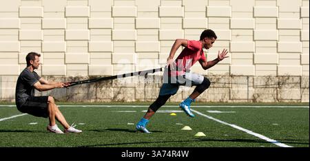 Februar 2015 - Tampa, Florida, USA - WILL VRAGOVIC | TIMES. Chris Archer startet einen Sprint für eine Speed- und Agilitätsübung während eines Vorbereitungstrainings im Frühjahr, während Jason Riley, Director of Sports von Performance Compound, am Donnerstag, den 12. Februar 2015, im Skyway Park in Tampa einen gewissen Schwierigkeitsgrad hinzufügt. (Bild: © will Vragovic/Tampa Bay Times/ZUMA Wire) Stockfoto