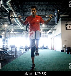 Februar 2015 - Tampa, Florida, USA - WILL VRAGOVIC | TIMES. Mit einer Langhantel, um den Schwierigkeitsgrad zu erhöhen, macht Chris Archer beim Spring Training Prep Workout im Performance Compound in der Cypress Street in Tampa am Donnerstag, den 12. Februar 2015, einen Ausfallschritt. (Bild: © will Vragovic/Tampa Bay Times/ZUMA Wire) Stockfoto