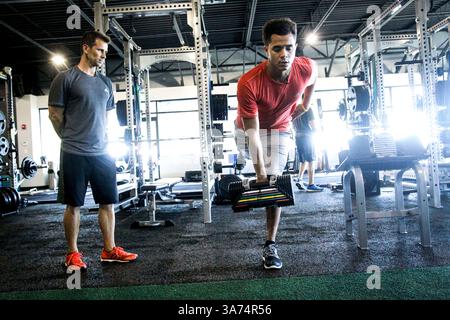 Februar 2015 - Tampa, Florida, USA - WILL VRAGOVIC | TIMES. Tampa Bay Rays startet Pitcher Chris Archer mit einer Stabilitätsübung, während Trainer Jason Riley, links, am Donnerstag, den 12. Februar 2015 bei einem Spring Training Prep Workout im Performance Compound in der Cypress Street in Tampa zusieht. (Bild: © will Vragovic/Tampa Bay Times/ZUMA Wire) Stockfoto