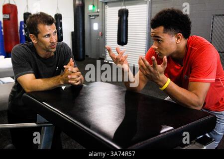 Februar 2015 - Tampa, Florida, USA - WILL VRAGOVIC | TIMES. Trainer Jason Riley, links, und Tampa Bay Rays Starting Pitcher Chris Archer sprechen während eines Spring Training Prep Workouts im Performance Compound in der Cypress Street in Tampa am Donnerstag, den 12. Februar 2015. (Bild: © will Vragovic/Tampa Bay Times/ZUMA Wire) Stockfoto