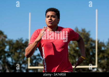 Februar 2015 - Tampa, Florida, USA - WILL VRAGOVIC | TIMES. Chris Archer (22) sprintet am Donnerstag, den 12. Februar 2015, während eines Spring Training Prep Workouts im Skyway Park in Tampa in den Boden. (Bild: © will Vragovic/Tampa Bay Times/ZUMA Wire) Stockfoto