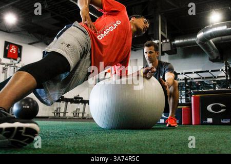 Februar 2015 - Tampa, Florida, USA - WILL VRAGOVIC | TIMES. Chris Archer, der mit dem Start-Pitcher von Tampa Bay Rays beginnt, führt während eines Vorbereitungstrainings für das Spring Training mit Trainer Jason Riley am Donnerstag, den 12. Februar 2015 auf der Cypress Street in Tampa eine Stabilitätsübung für die laterale Plank durch. (Bild: © will Vragovic/Tampa Bay Times/ZUMA Wire) Stockfoto