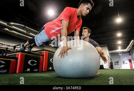 Februar 2015 - Tampa, Florida, USA - WILL VRAGOVIC | TIMES. Tampa Bay startet Pitcher Chris Archer, während Trainer Jason Riley den Ball in mehrere Richtungen schlägt, um den Schwierigkeitsgrad während eines Spring Training Prep Workouts im Performance Compound auf der Cypress Street in Tampa am Donnerstag, den 12. Februar 2015 zu erhöhen. (Bild: © will Vragovic/Tampa Bay Times/ZUMA Wire) Stockfoto