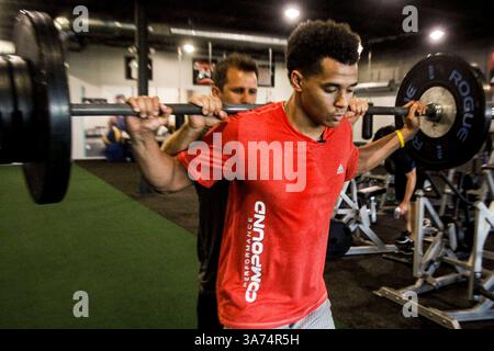 Februar 2015 - Tampa, Florida, USA - WILL VRAGOVIC | TIMES. Unter der Leitung von Trainer Jason Riley macht Tampa Bay Rays Starting Pitcher Chris Archer Ausfallschritte mit einer Langhantel während eines Spring Training Prep Workouts im Performance Compound in der Cypress Street in Tampa am Donnerstag, den 12. Februar 2015. (Bild: © will Vragovic/Tampa Bay Times/ZUMA Wire) Stockfoto