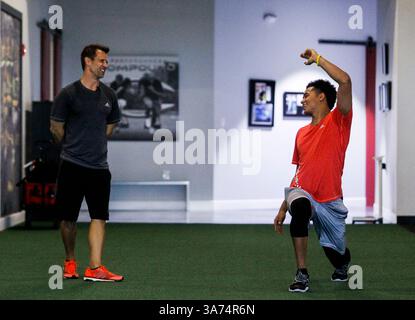 Februar 2015 - Tampa, Florida, USA - WILL VRAGOVIC | TIMES. Jason Riley, links, arbeitet mit Tampa Bay Rays zusammen und startet Pitcher Chris Archer während eines Spring Training Prep Workouts im Performance Compound in der Cypress Street in Tampa am Donnerstag, den 12. Februar 2015. (Bild: © will Vragovic/Tampa Bay Times/ZUMA Wire) Stockfoto