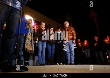 Februar 2015 - City, Florida, USA - OCTAVIO JONES | Times . Familie und Freunde von Apryl Foster, einem 33-Jährigen, der letzten Donnerstag in einer Bar in Ybor City vermisst wurde, hielten am Mittwoch, den 18. Februar 2015, vor der entsprechenden Kirche in Ybor City eine Mahnwache bei Kerzenlicht ab. (Foto: © Octavio Jones/Tampa Bay Times/ZUMA Wire) Stockfoto