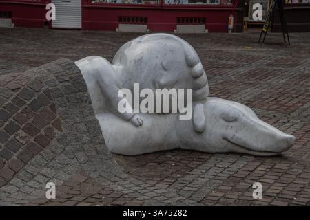 Antwerpen, Belgien 31. Oktober 2023, die Skulptur „Nello und Patrasche“ vor der Kathedrale unserer Lieben Frau Stockfoto
