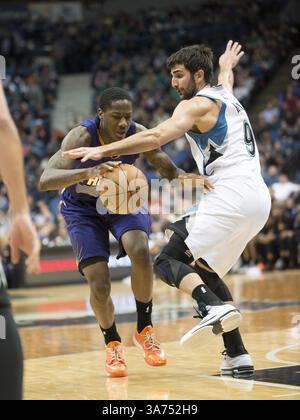 20. Februar 2015 – Minneapolis, MS, USA – Ricky Rubio der Minnesota Timberwolves, rechts: Archie Goodwin der Phoenix Suns, wobei die Sekunden in der ersten Halbzeit am 20. Februar 2015 im Target Center in Minneapolis verbleiben. (Bild: © Aaron Lavinsky/TNS/ZUMA Wire) Stockfoto