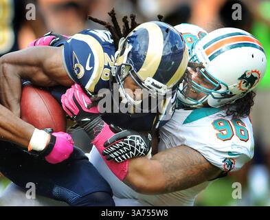 14. Oktober 2012 - Miami, Florida, USA - Miami Dolphins Defensive Tackle PAUL SOLIAI macht den Hit und stoppt St. Louis Rams, DARYL RICHARDSON im Sun Life Stadium. Die Delfine besiegten die Rams, 17-14. (Bild: © Robert Duyos/MCT/ZUMAPRESS.com) Stockfoto