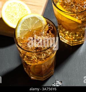 Long Island Ice Tea Cocktail Drink mit Rum. Zwei Gläser Eistee mit Zitronenscheiben und Crash Ice, Blick von oben, Nahaufnahme. Hausgemachter Sommer kalt drin Stockfoto