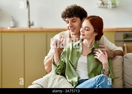 Ein Paar freut sich zuhause in Gesellschaft des anderen, verliebt, während sie zärtliche Momente teilen. Stockfoto