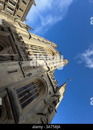 Bath Abbey vor dem blauen Winterhimmel, Bath England. Stockfoto