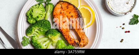 Gegrilltes Lachsfischsteak mit gedämpftem Gemüse und Joghurtsauce, Bannerformat. Gesunde Fitness-Lebensmittel, Keto Diät Mahlzeit Konzept. Stockfoto