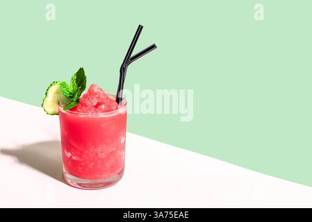 Wassermelonen-Slushie oder Granita-Cocktail mit Minze und Gurke in Gläsern auf grünem Hintergrund, Kopierraum. Erfrischend kalte Sommerrasierte Eisbeere Sor Stockfoto